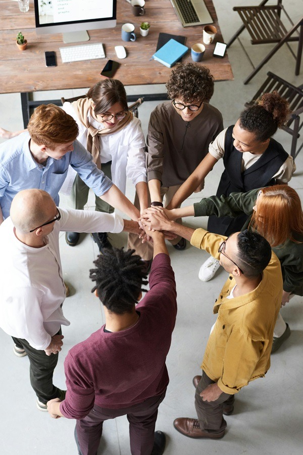 bien-être au travail cohésion équipe soin énergétique massage des mains journée QVCT